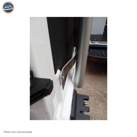 DETAIL CROCHETS DE RANGEMENT SUR PORTE INTERIEURE ECHELLE TELESCOPIQUE